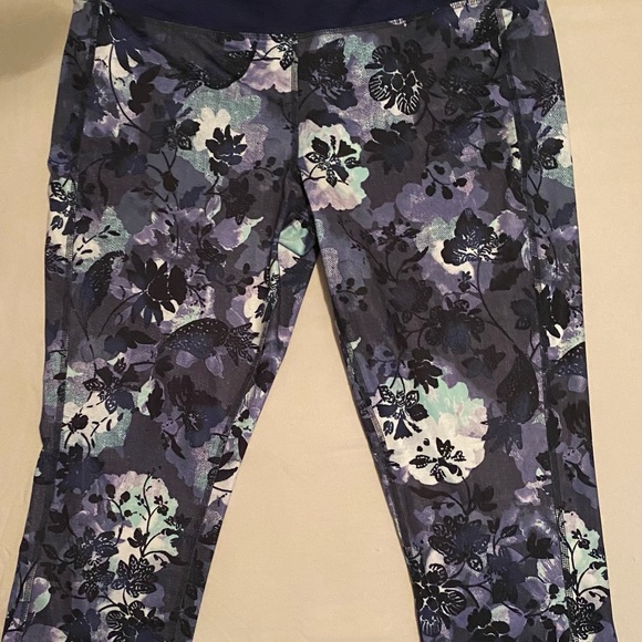 Women’s Activewear-Tank Top & Capris - Picture 5 of 8